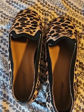 comfortview Leopard-Print Slip-On Flats in Tan and Black